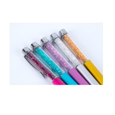 Cinco canetas coloridas com pequenas pedras decorativas dentro do corpo transparente