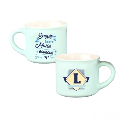 Duas canecas de cerâmica verde claro com texto e desenho