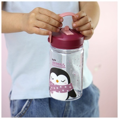 Garrafa infantil transparente com tampa vinho e rosa, pinguim e texto BABY ANIMALS.