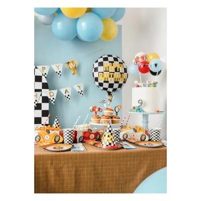 Decoração de festa de aniversário com tema de corridas incluindo balões, chapéu, comida e bolo decorado
