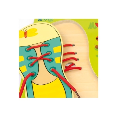 Brinquedo de madeira para ensinar a atar sapatos com cordões vermelhos