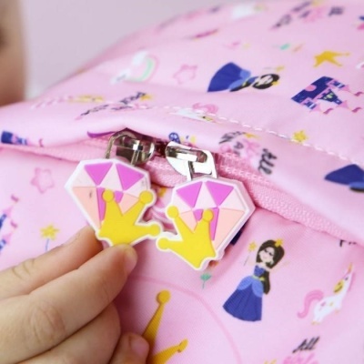 Mochila rosa com puxadores de fecho em forma de diamante e coroa