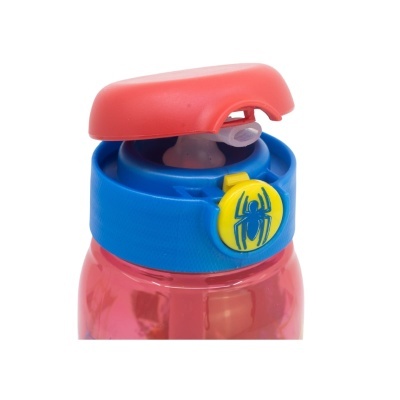 Garrafa de plástico vermelha com tampa azul e vermelha com bico e selo de aranha