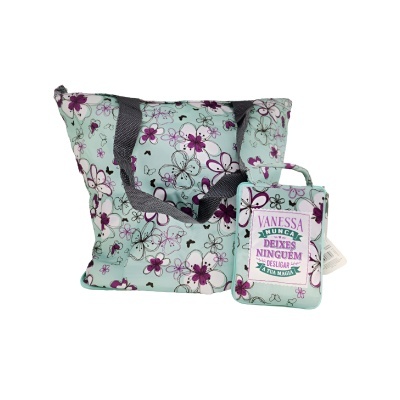 Saco verde-água com padrão de flores e carteira com frase em português, alças pretas