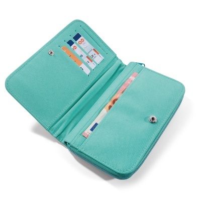 Carteira turquesa aberta com compartimentos para cartões e notas