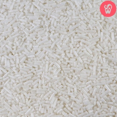 Confeites brancos em forma de cilindros pequenos e brilhantes para decoração de bolos