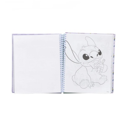 Caderno espiral aberto com desenho para colorir em página direita e página esquerda em branco