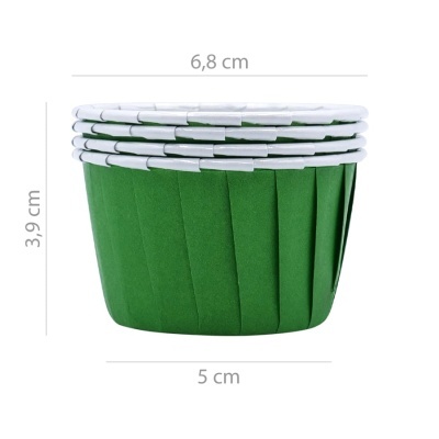 Formas de papel verdes e brancas empilhadas para cupcakes com medidas indicadas