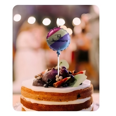 Bolo de festa com balão e vela acesa