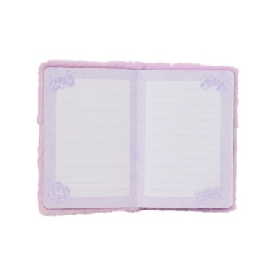 Agenda com capa felpuda rosa e páginas lilases com texto ZWEI, BÜROS e RUMI
