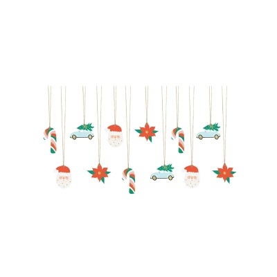 Enfeites de Natal em madeira suspensos com vários motivos coloridos.