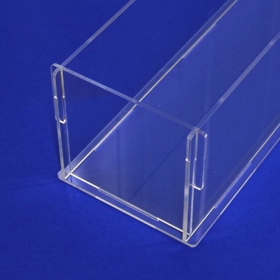 Recipiente transparente retangular em acrílico sobre fundo azul