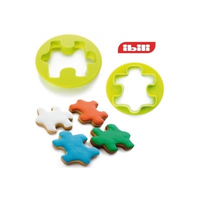 Conjunto cortadores de bolachas verdes formato peça puzzle com bolachas coloridas