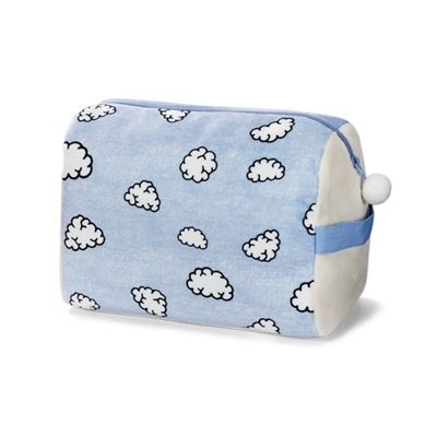 Bolsa de tecido azul claro com padrão de nuvens brancas