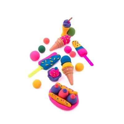 Brinquedos de gelados coloridos em plástico com várias formas e cores sobre fundo branco.