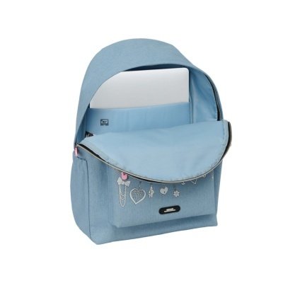 Mochila azul clara com compartimento aberto e computador portátil branco visível