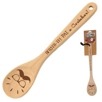 Colher de pau de madeira clara com gravação de rosto e texto, com embalagem em cartão