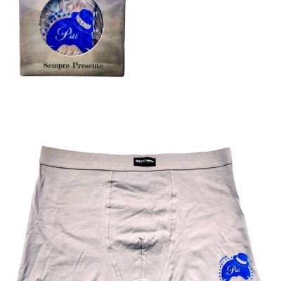 Cuecas boxer cinzentas com estampa azul e embalagem com texto 'Pai Sempre Presente'