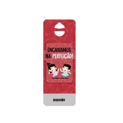 Pin quadrado vermelho com ilustração de crianças e texto 'ENCAIXAMOS NA PERFEIÇÃO!'