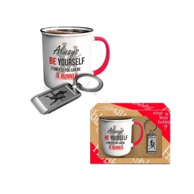 Conjunto presente com caneca branca e vermelha com texto motivacional e porta-chaves metálico com imagem de corredores.
