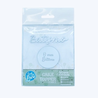 Cake topper de acrílico branco para batismo em embalagem transparente com etiqueta verde.