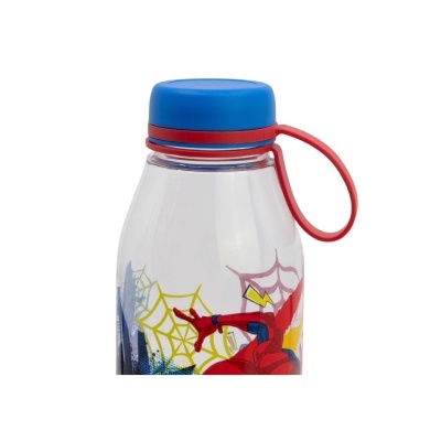 Garrafa plástica transparente com tampa azul e pega vermelha, com estampa de super-herói e teias de aranha