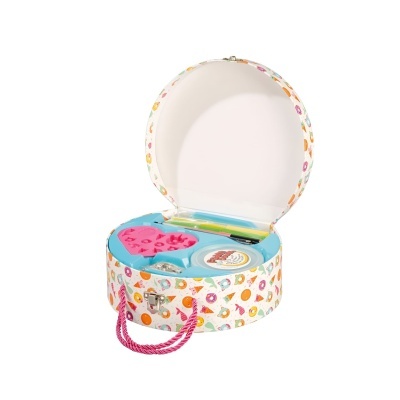 Estojo circular aberto com padrão colorido e interior azul com vários itens dentro