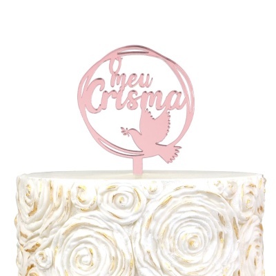 Topo de bolo rosa com texto e pomba em bolo decorado com flores creme e douradas