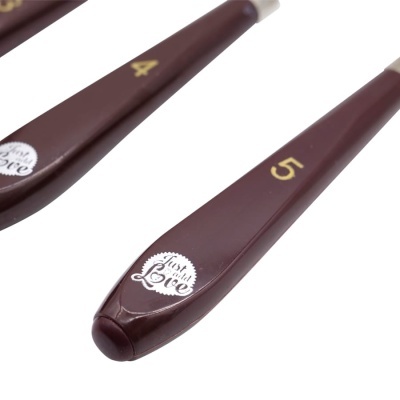 Cabos de pincéis de maquilhagem castanhos com números 4 e 5 e logótipos brancos