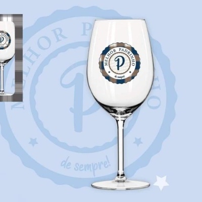 Copo de vinho com selo 'Melhor Pai do Mundo' em fundo azul claro