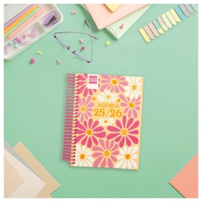 Agenda com capa floral rosa, branca e amarela com espiral rosa