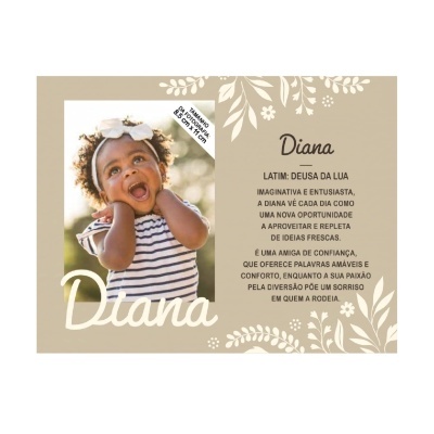 Cartão personalizado com fotografia de uma menina bebé sorridente e texto sobre o nome Diana
