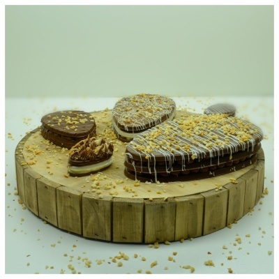 Bolos em forma de coração de chocolate e noz num tabuleiro de madeira