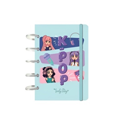 Caderno com capa azul claro e ilustrações de personagens femininas com microfones e texto K-POP.
