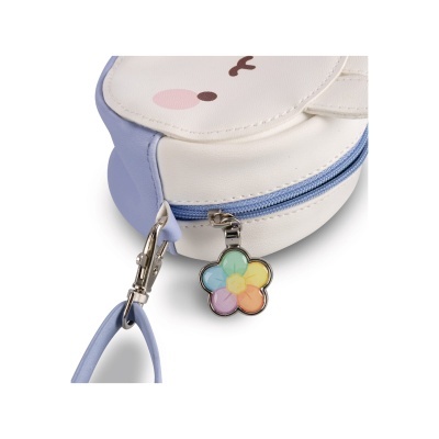 Bolsa pequena redonda com fecho azul e pendente de flor colorida