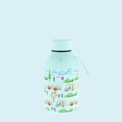 Garrafa térmica verde clara com padrão colorido de animais, veículos e sinais rodoviários