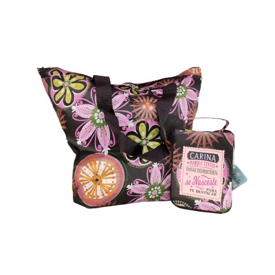 Mala de tecido com padrão floral colorido e estojo com texto em português