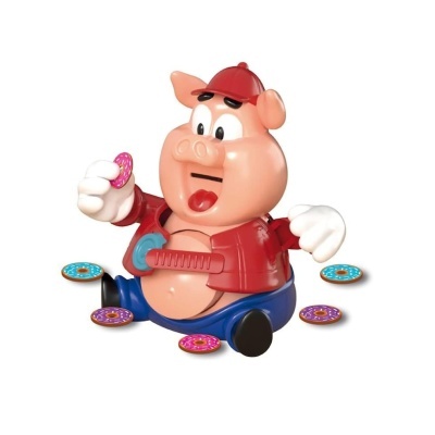 Brinquedo porco de plástico com boné vermelho e donuts coloridos.