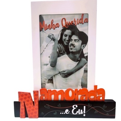 Porta-retratos com texto decorativo e fotografia de casal.