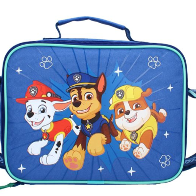 Mala azul decorada com personagens do desenho animado 'Patrulha Pata' e pegadas brancas.