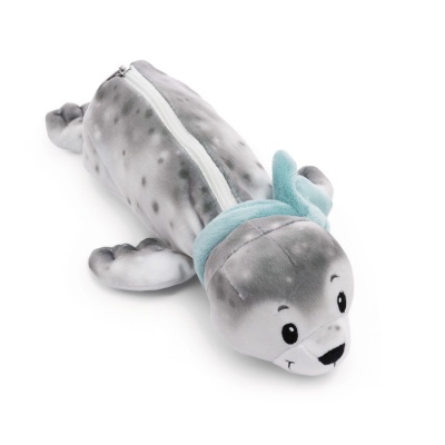 Estojos em forma de foca cinzenta com lenço azul claro e fecho de correr branco