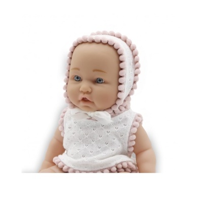 Boneca de bebé com roupa de malha branca e pompons cor-de-rosa