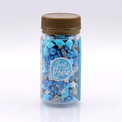 Frasco de confeitos azuis com etiqueta 'Just add Love'