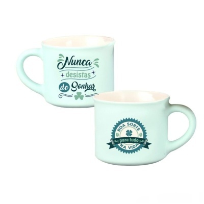 Duas chávenas de cerâmica verde claro com textos motivacionais na frente