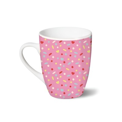 Caneca rosa com corações e confetis coloridos