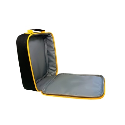 Estojo preto e amarelo aberto com interior cinza