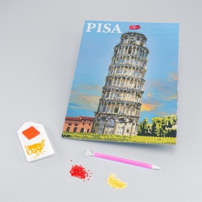 Quadro decorativo da Torre de Pisa em pequeno formato com pedras de cristal coloridas e ferramentas para aplicação.