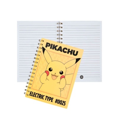 Dois cadernos espiralados, um aberto com folhas brancas pautadas e o outro com capa amarela do Pikachu.