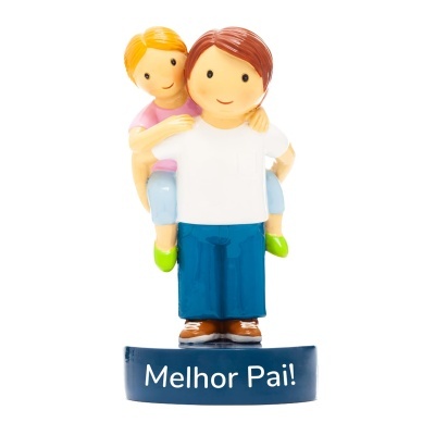 Figura decorativa de pai a transportar filho com base azul com texto