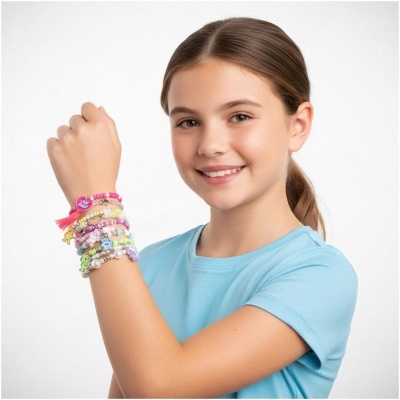 Miúda a usar várias pulseiras coloridas de contas e pendentes na mão levantada
